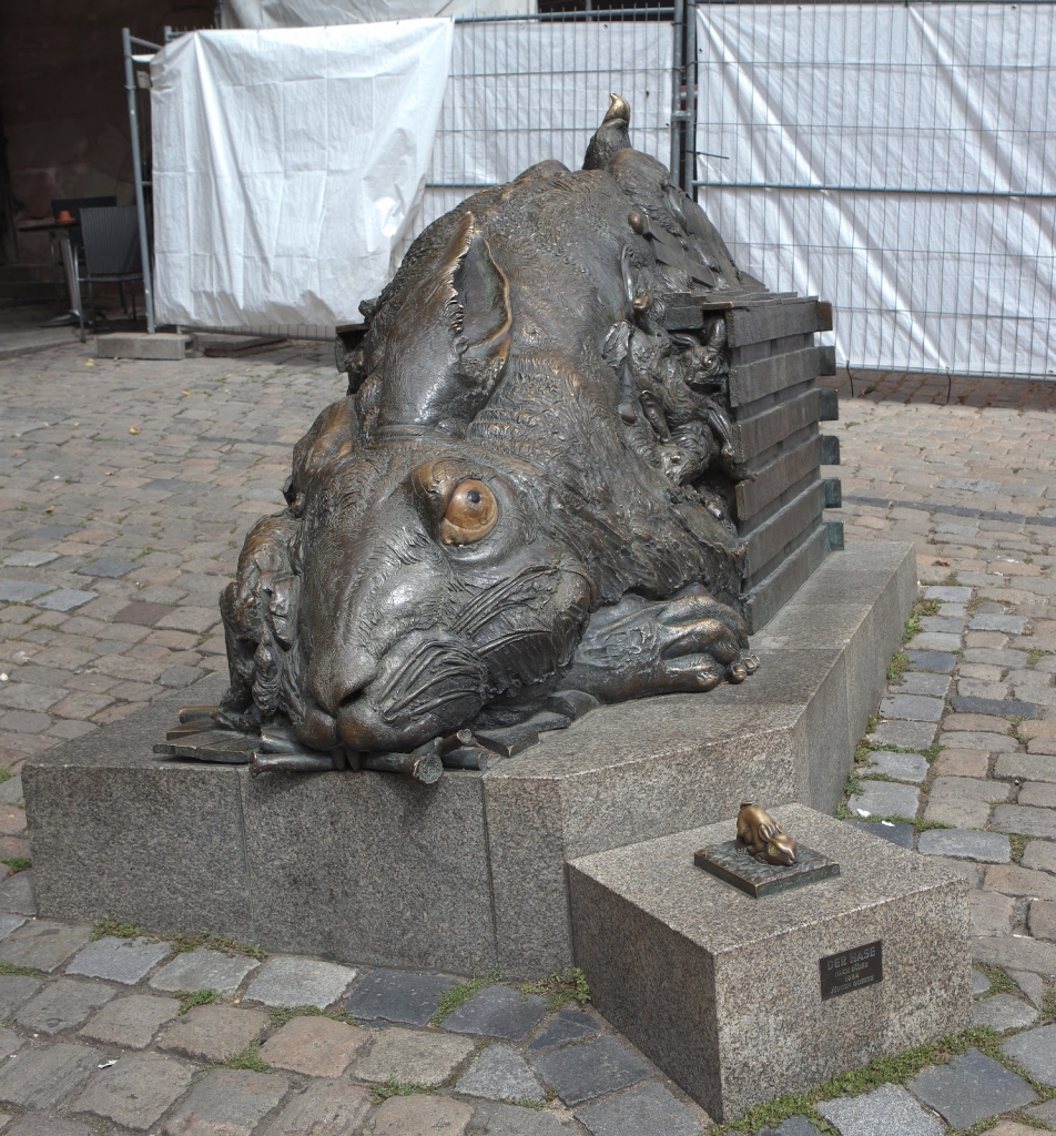 Die bronzene Hasenskulptur in Nürnberg