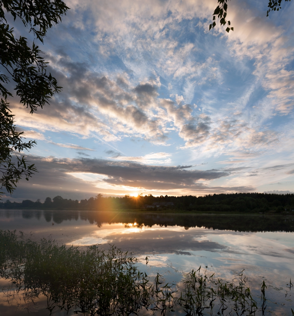 Der Sonnenaufgang am Wasser ist ein besonders schöner Start in den längsten Tag des Jahres.