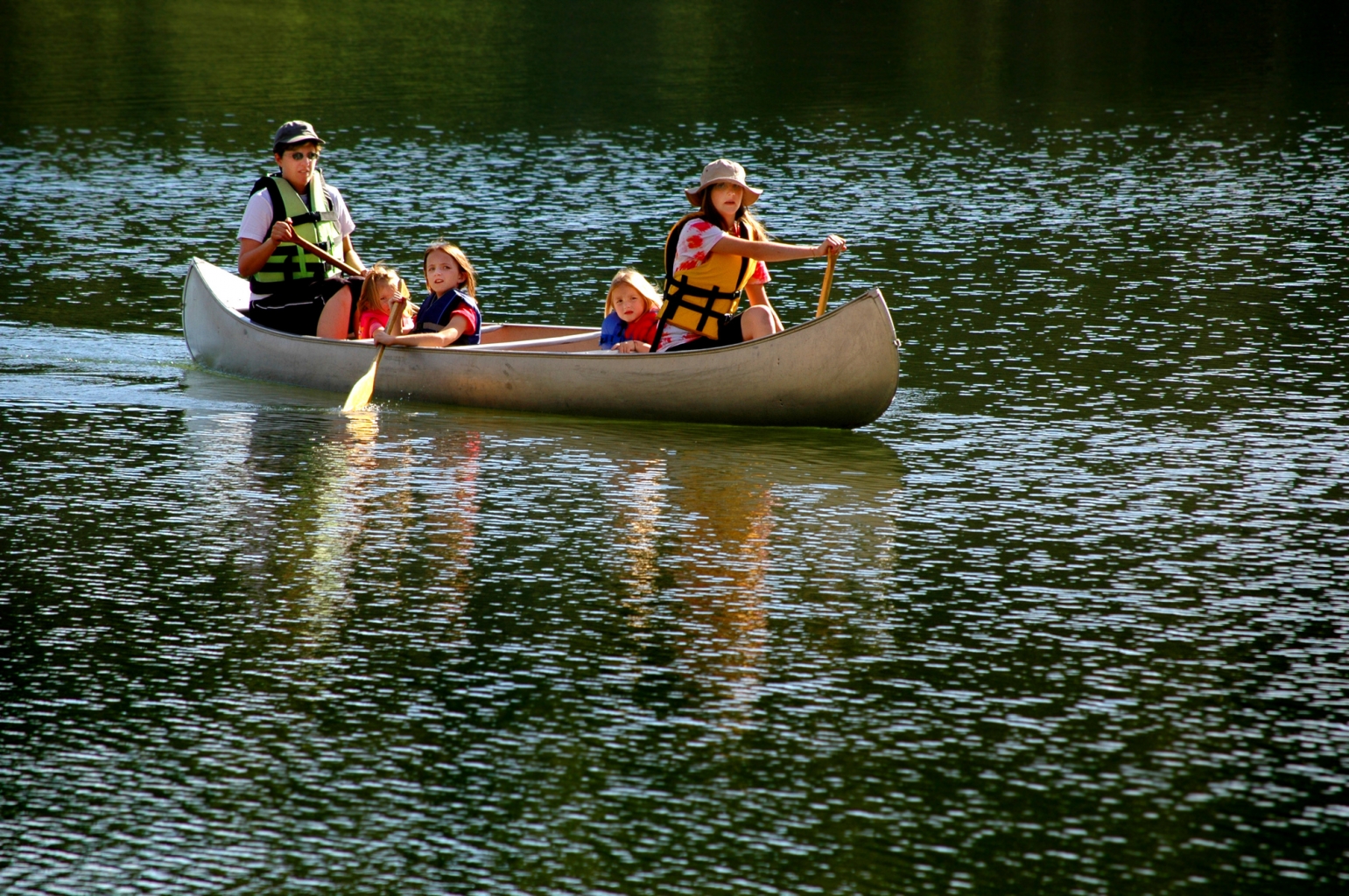 Paddeln mit dem Kanu macht an heißen Sommertagen besonders viel Spaß.