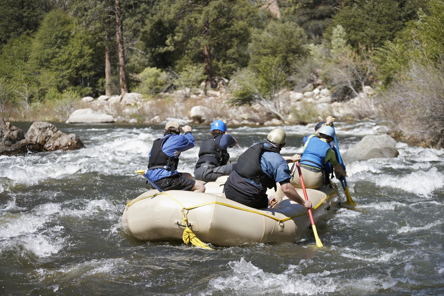 Rafting gehört zu den besten Teambuilding Ideen