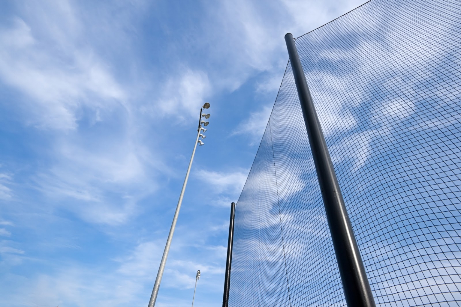 Das Rätsel um die Stangen im Netz am Baseballfeld in Nürnberg wurde gelöst