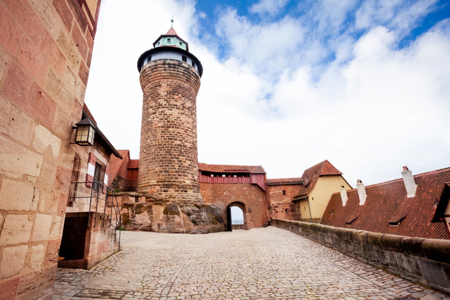 Es ist ein Rätsel, wie die Stimmen in den tiefen Brunnen in der Kaiserburg Nürnberg kommen.